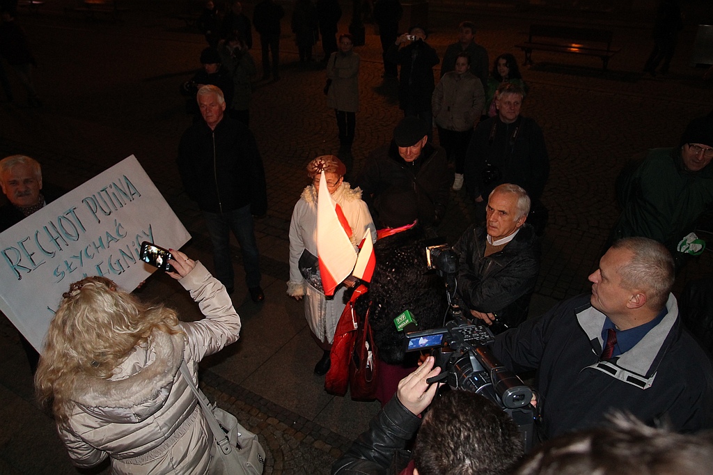Protest pod teatrem. „Rechot Putina ... ”