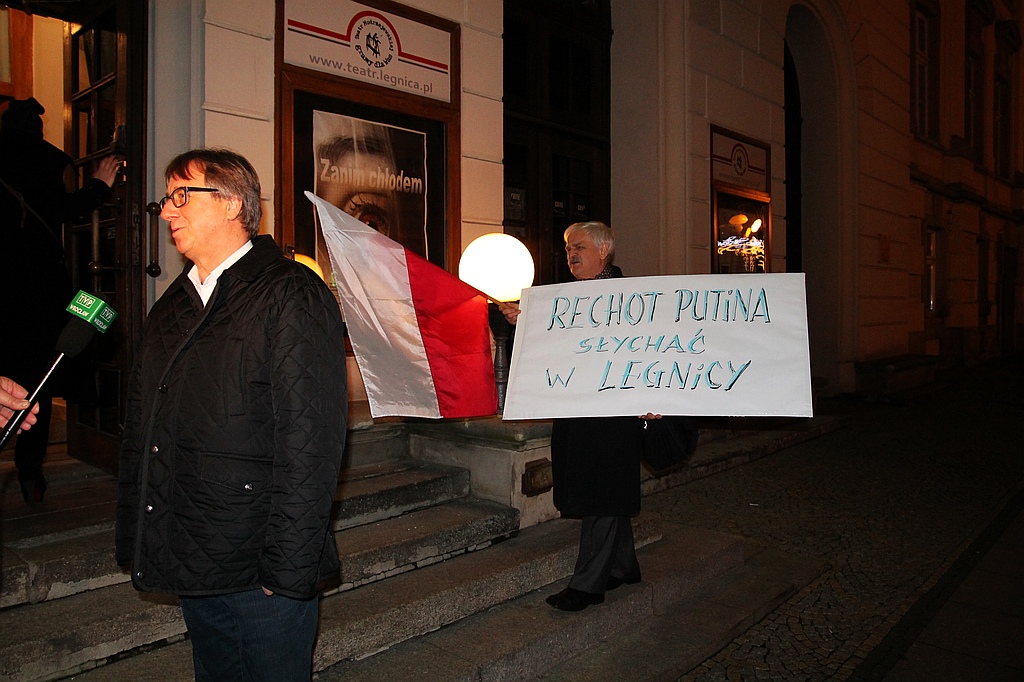 Protest pod teatrem. „Rechot Putina ... ”