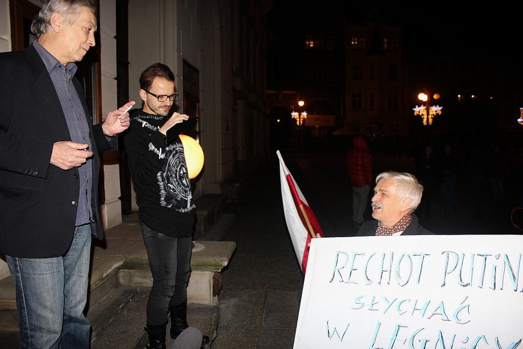 Protest pod teatrem. „Rechot Putina ... ”