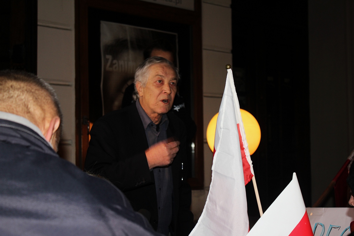 Protest pod teatrem. „Rechot Putina ... ”