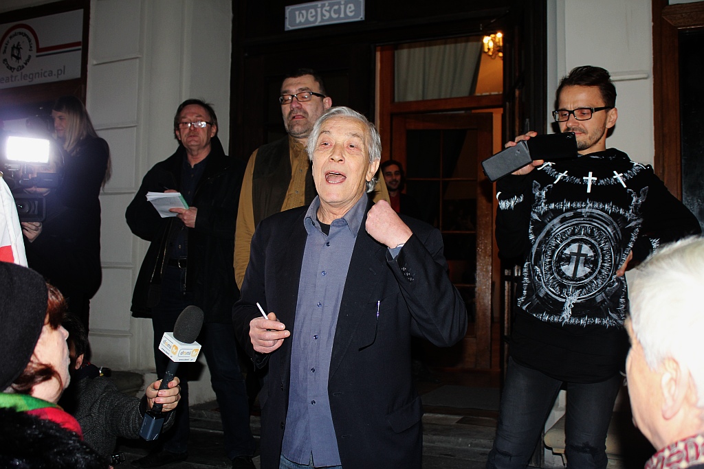 Protest pod teatrem. „Rechot Putina ... ”