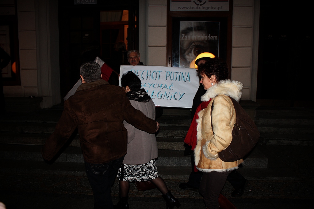 Protest pod teatrem. „Rechot Putina ... ”