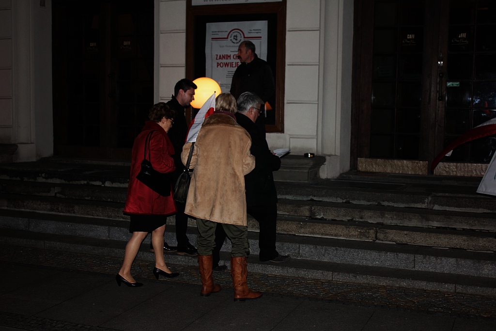 Protest pod teatrem. „Rechot Putina ... ”