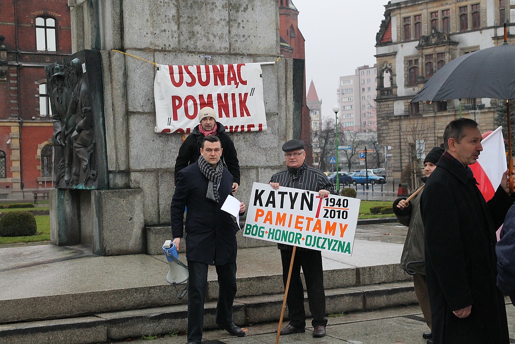 PiS w rocznicę stanu wojennego: Usunąć pomnik!