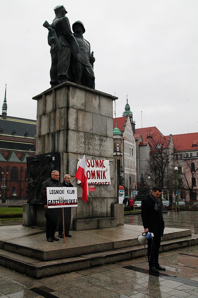 PiS w rocznicę stanu wojennego: Usunąć pomnik!