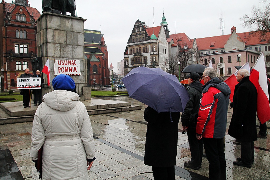 PiS w rocznicę stanu wojennego: Usunąć pomnik!
