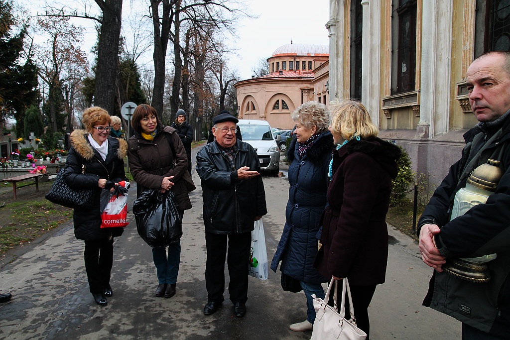 Zapalili znicze na grobach powstańców