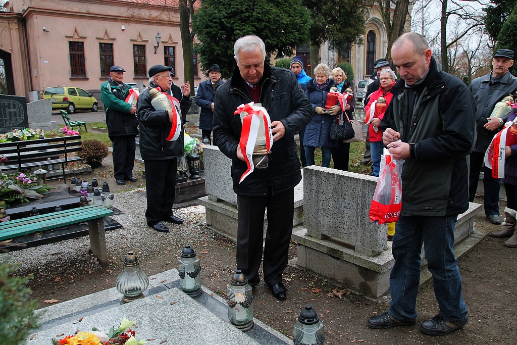 Zapalili znicze na grobach powstańców