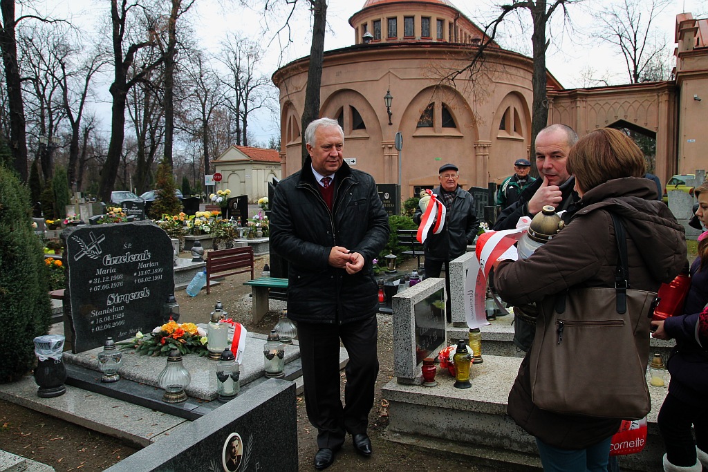 Zapalili znicze na grobach powstańców