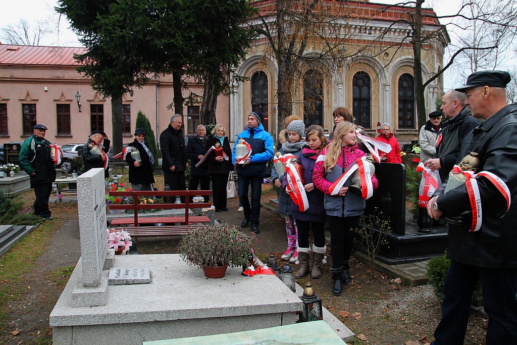 Zapalili znicze na grobach powstańców