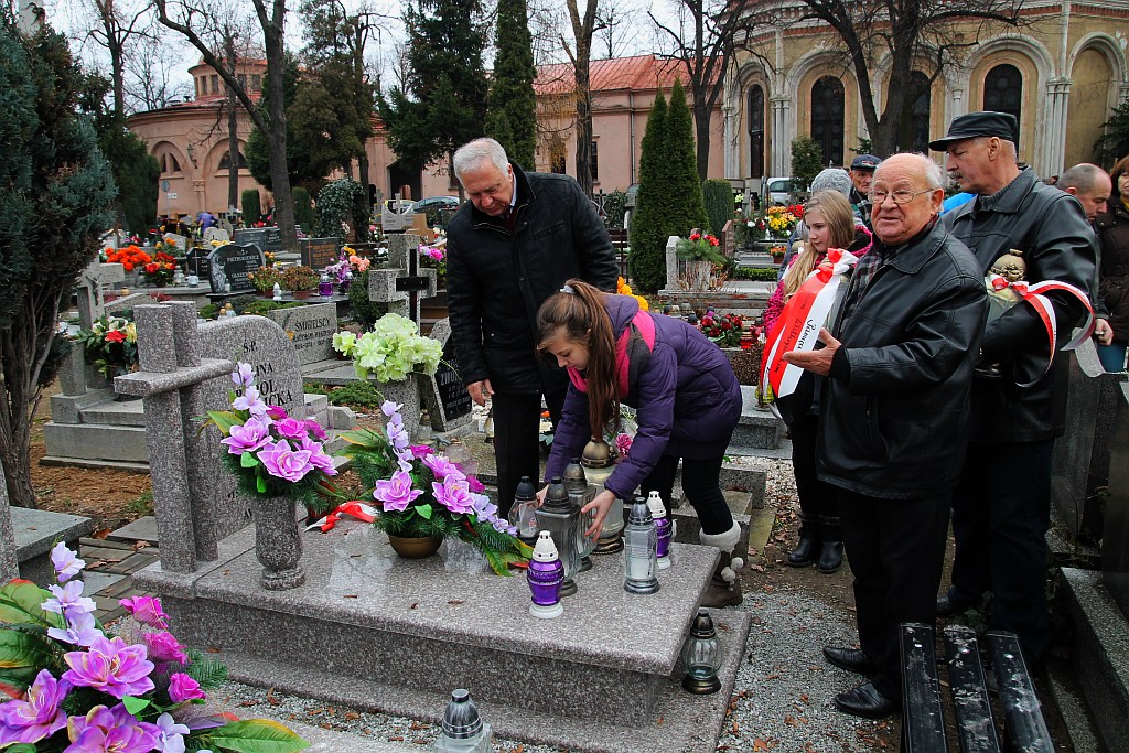 Zapalili znicze na grobach powstańców
