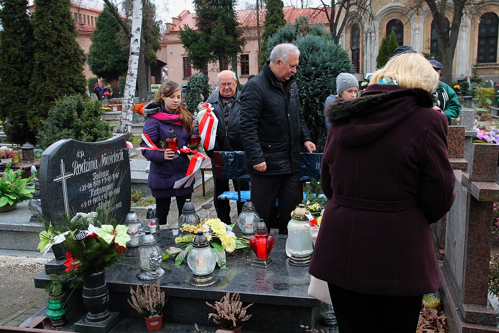 Zapalili znicze na grobach powstańców