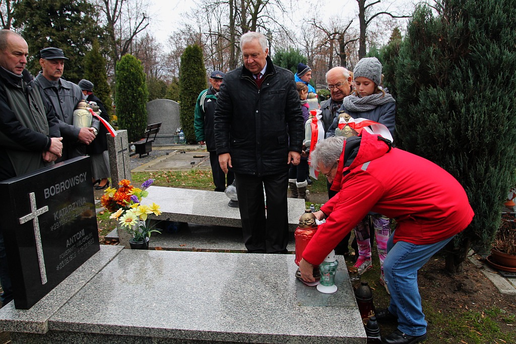 Zapalili znicze na grobach powstańców