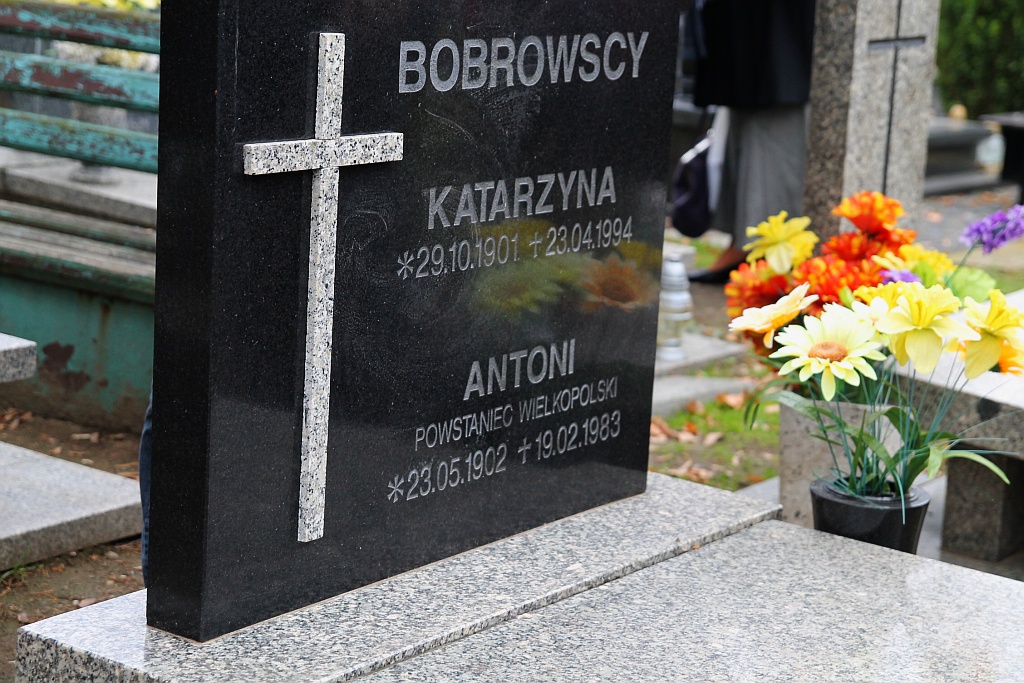 Zapalili znicze na grobach powstańców