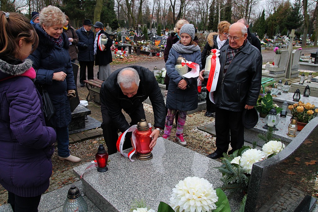 Zapalili znicze na grobach powstańców