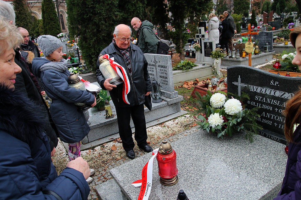 Zapalili znicze na grobach powstańców