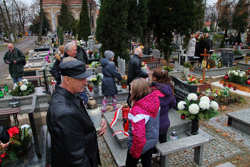 Zapalili znicze na grobach powstańców
