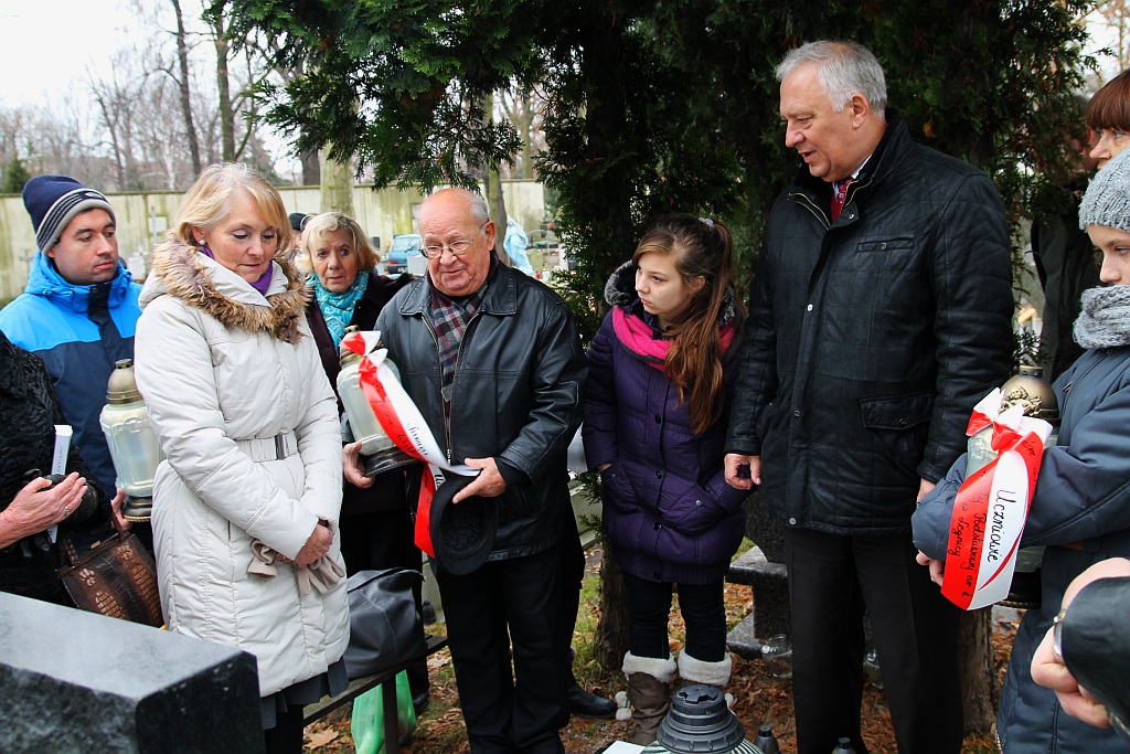 Zapalili znicze na grobach powstańców