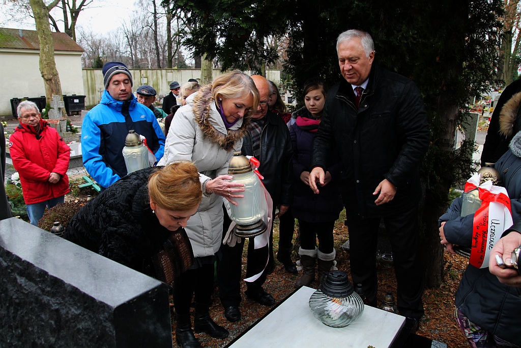 Zapalili znicze na grobach powstańców