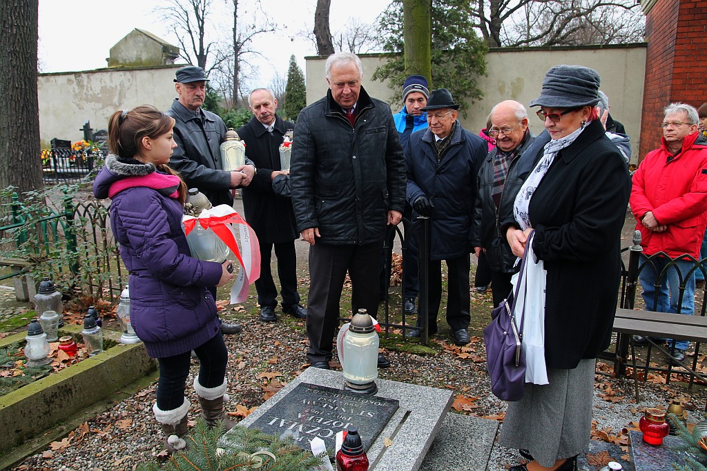 Zapalili znicze na grobach powstańców