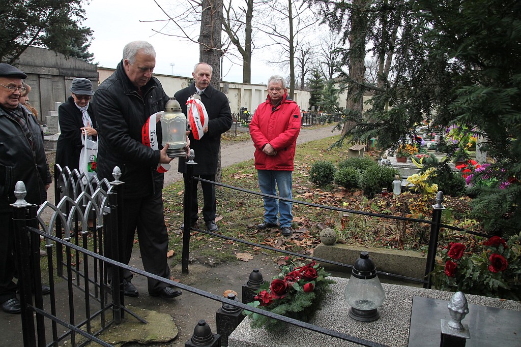 Zapalili znicze na grobach powstańców