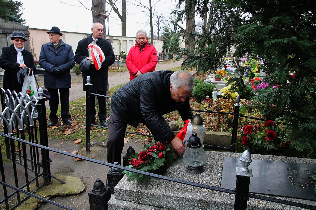Zapalili znicze na grobach powstańców