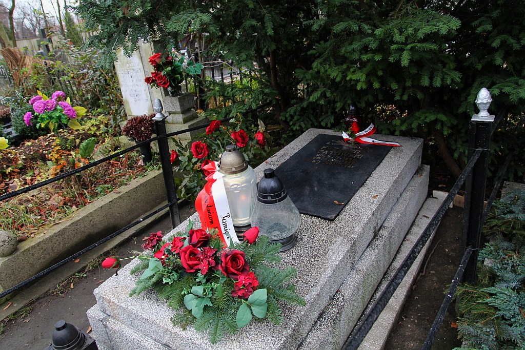 Zapalili znicze na grobach powstańców