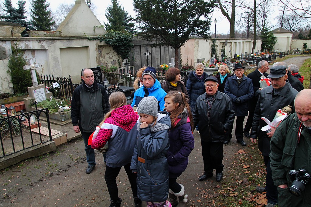 Zapalili znicze na grobach powstańców