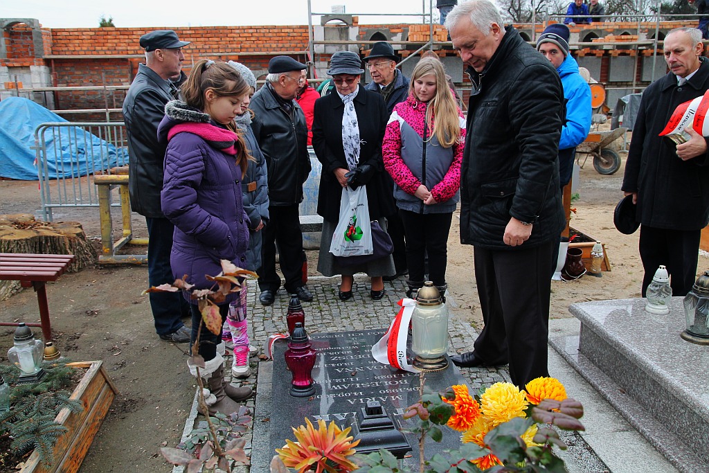 Zapalili znicze na grobach powstańców