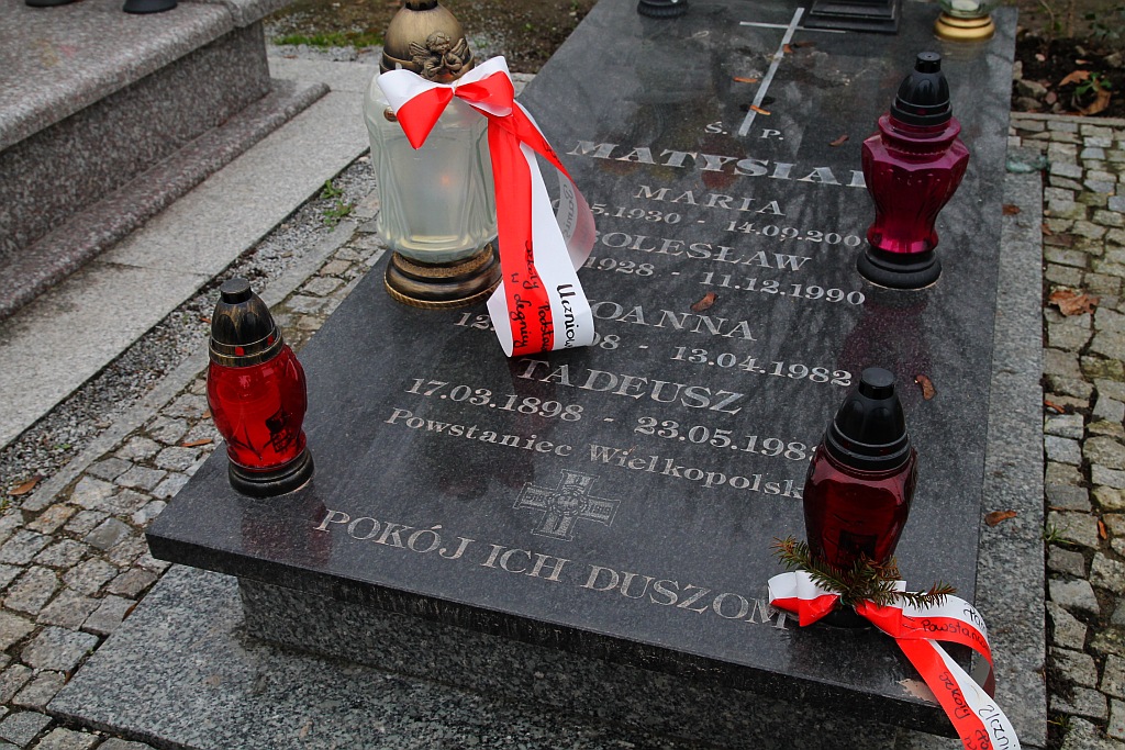 Zapalili znicze na grobach powstańców