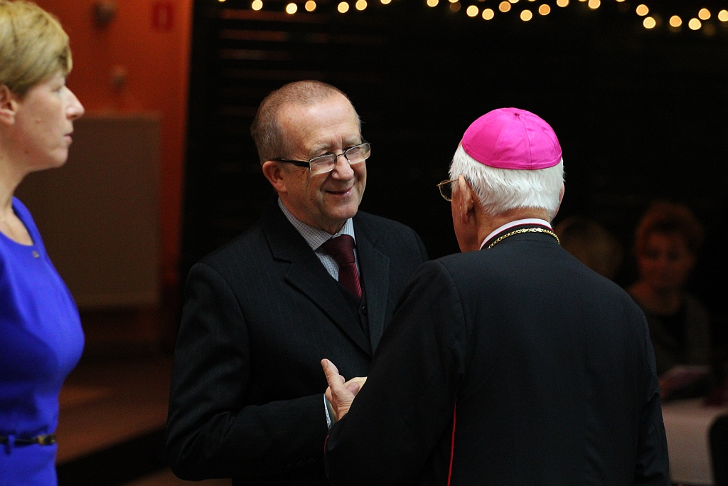 Idą święta. PiS z PO łamie się opłatkiem