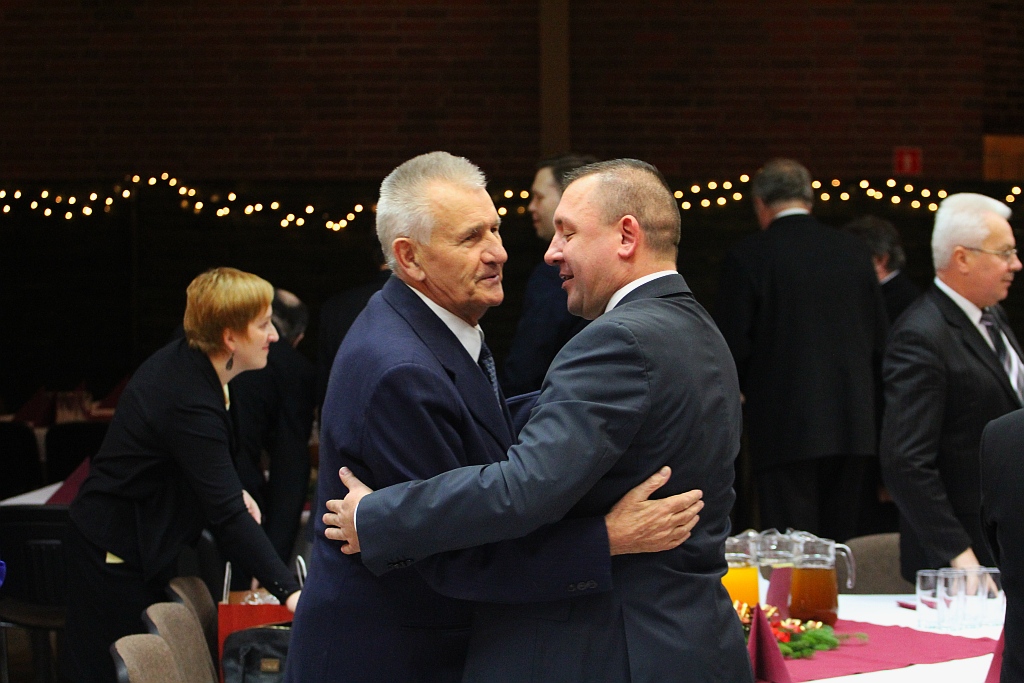 Idą święta. PiS z PO łamie się opłatkiem