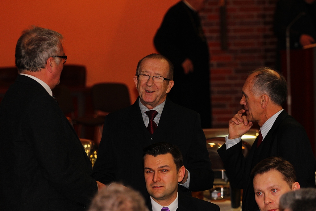 Idą święta. PiS z PO łamie się opłatkiem