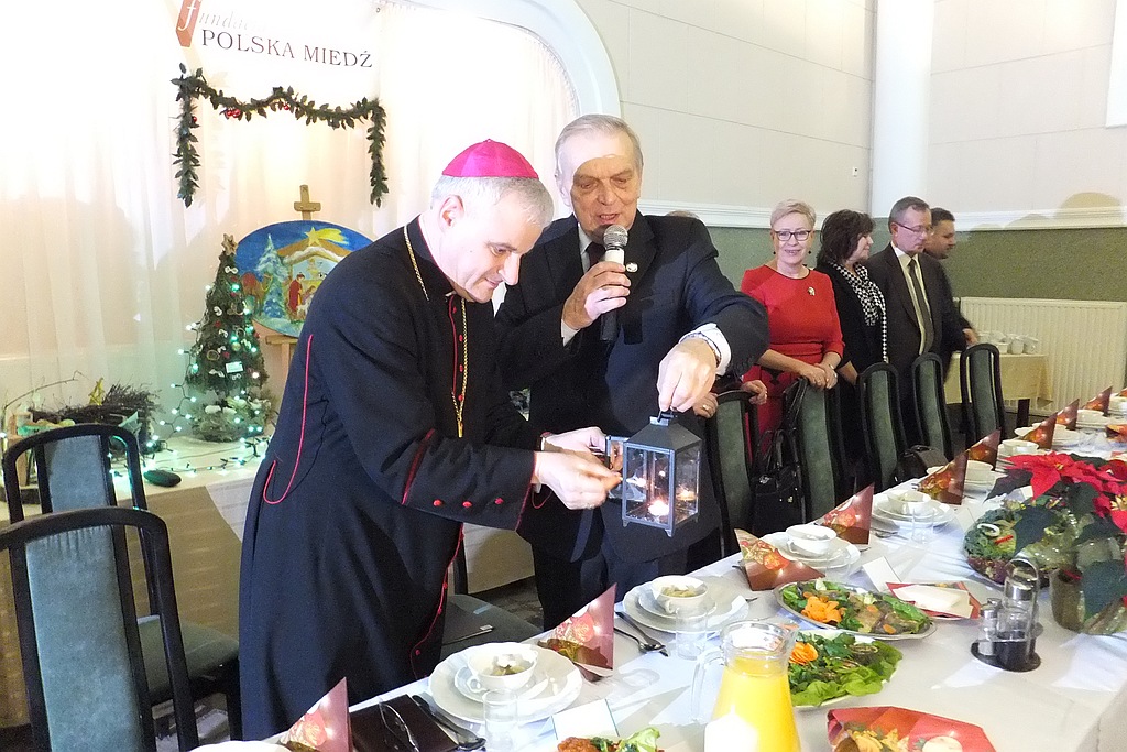 Przełamali się opłatkiem i wspólnie kolędowali