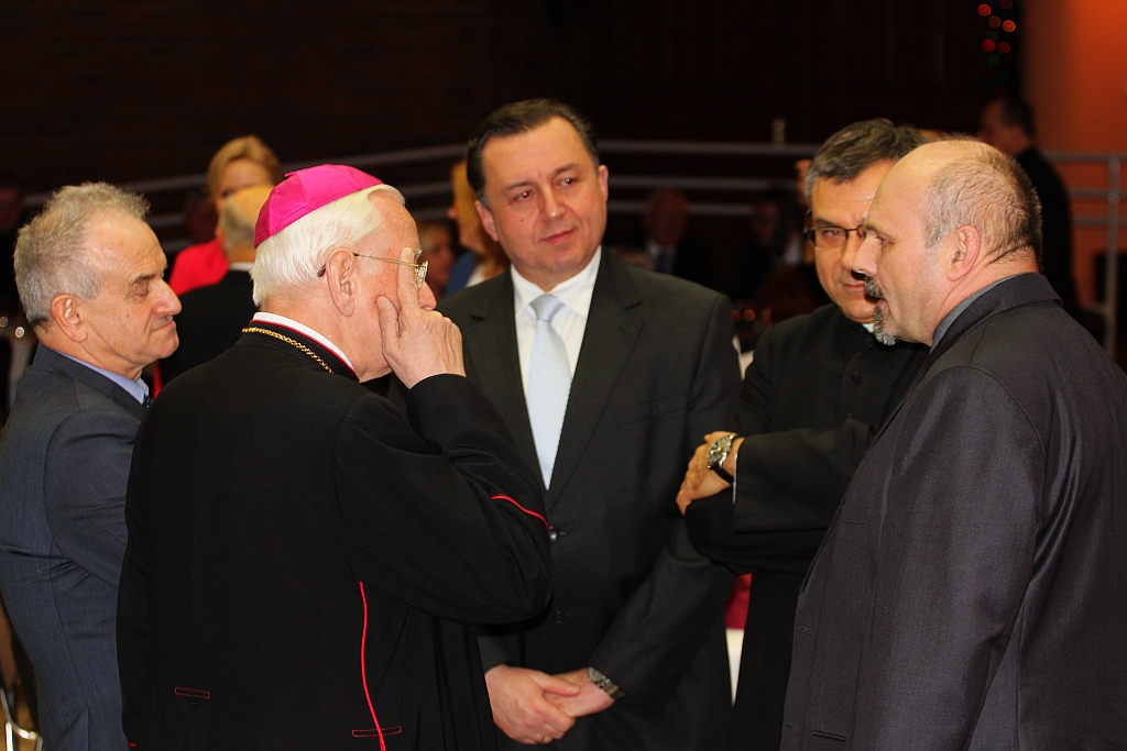 Idą święta. PiS z PO łamie się opłatkiem