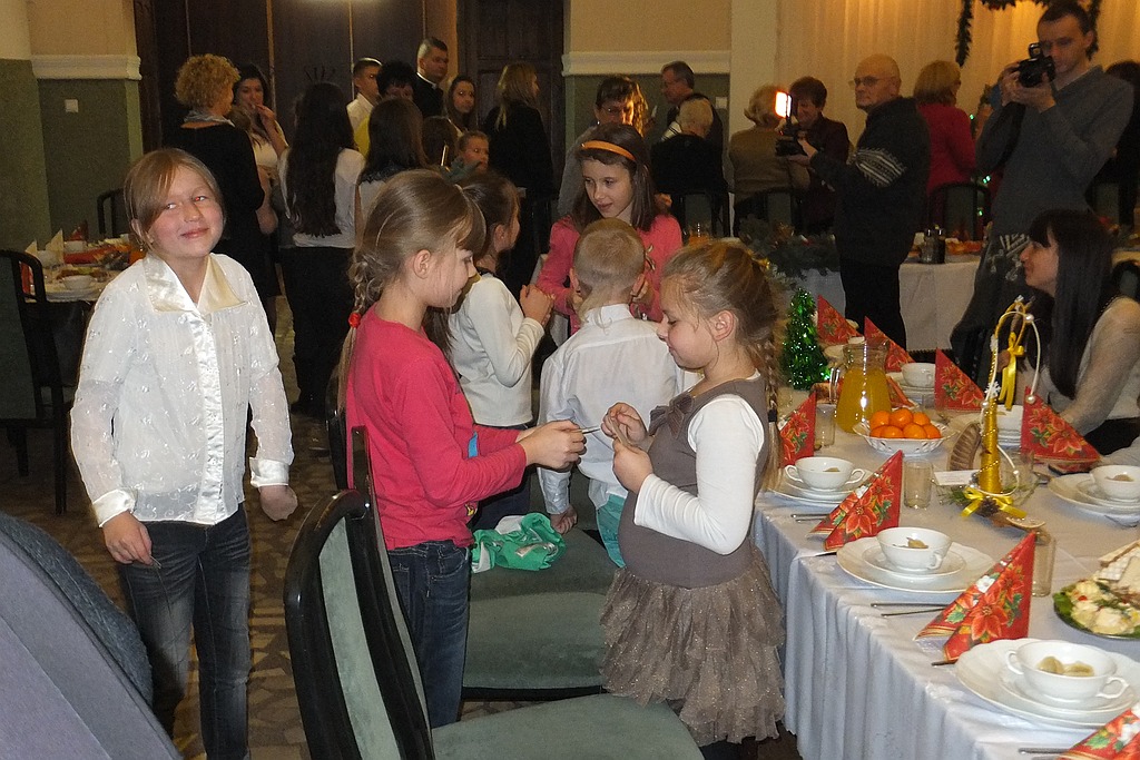 Przełamali się opłatkiem i wspólnie kolędowali