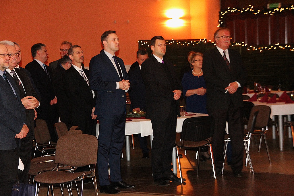 Idą święta. PiS z PO łamie się opłatkiem