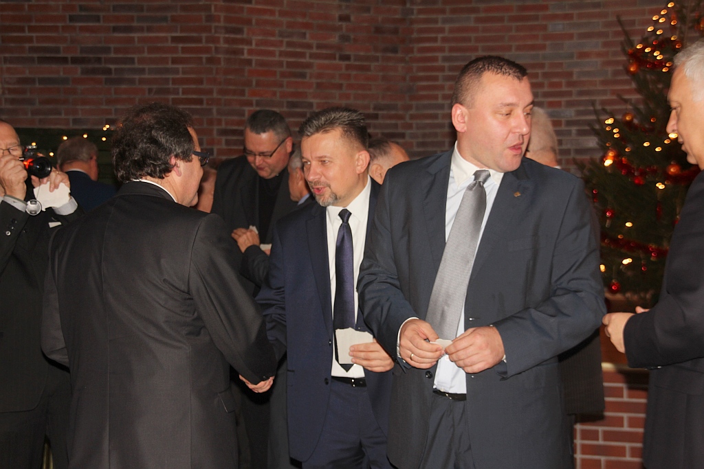 Idą święta. PiS z PO łamie się opłatkiem