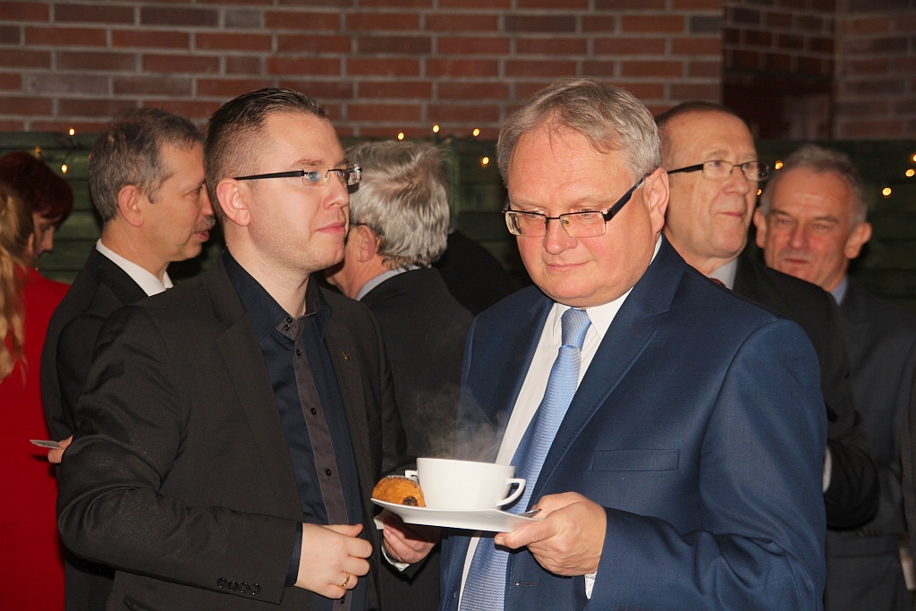 Idą święta. PiS z PO łamie się opłatkiem