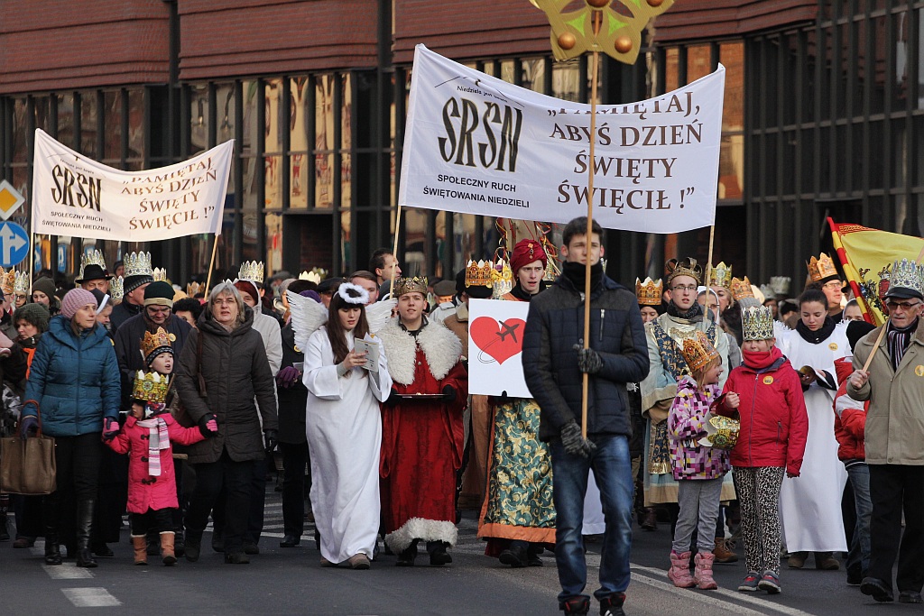 Tłum legniczan przeszedł w Orszaku Trzech Króli
