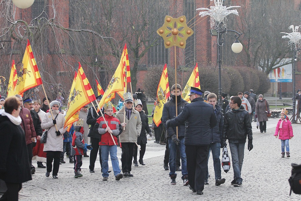 Tłum legniczan przeszedł w Orszaku Trzech Króli