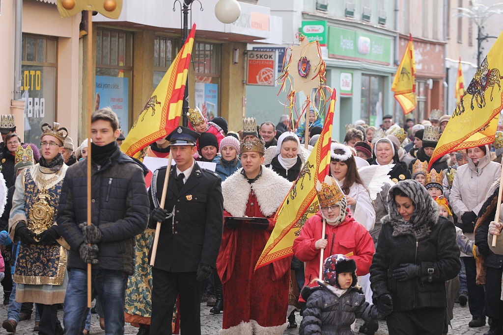 Tłum legniczan przeszedł w Orszaku Trzech Króli