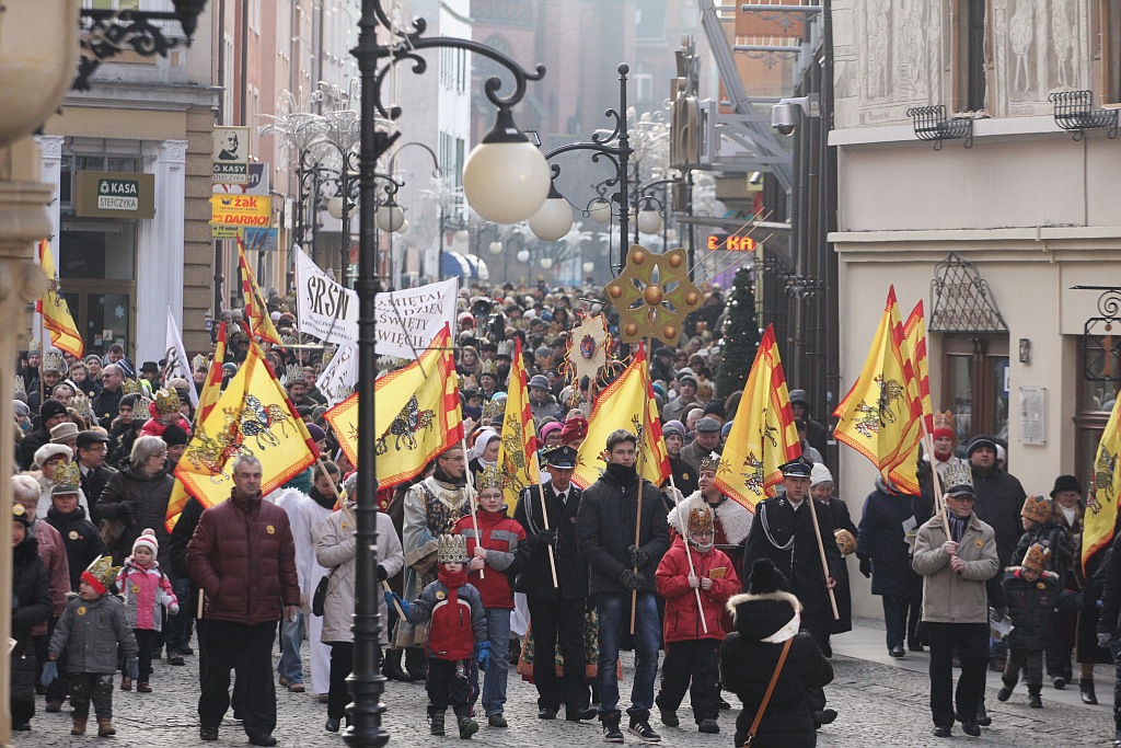 Tłum legniczan przeszedł w Orszaku Trzech Króli