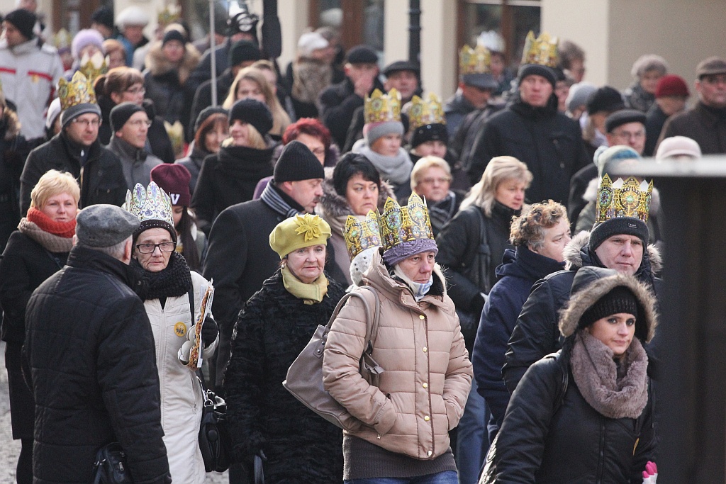 Tłum legniczan przeszedł w Orszaku Trzech Króli