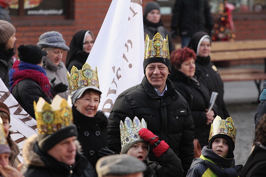 Tłum legniczan przeszedł w Orszaku Trzech Króli