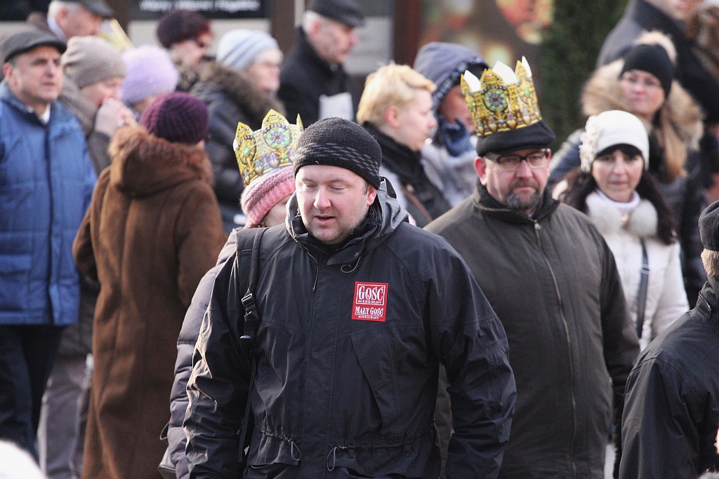 Tłum legniczan przeszedł w Orszaku Trzech Króli