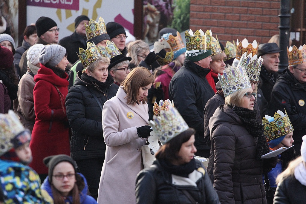 Tłum legniczan przeszedł w Orszaku Trzech Króli
