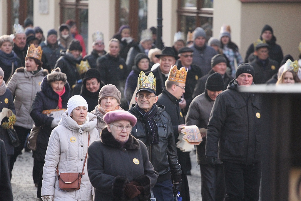 Tłum legniczan przeszedł w Orszaku Trzech Króli