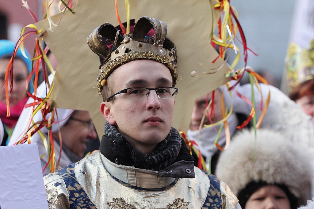 Tłum legniczan przeszedł w Orszaku Trzech Króli