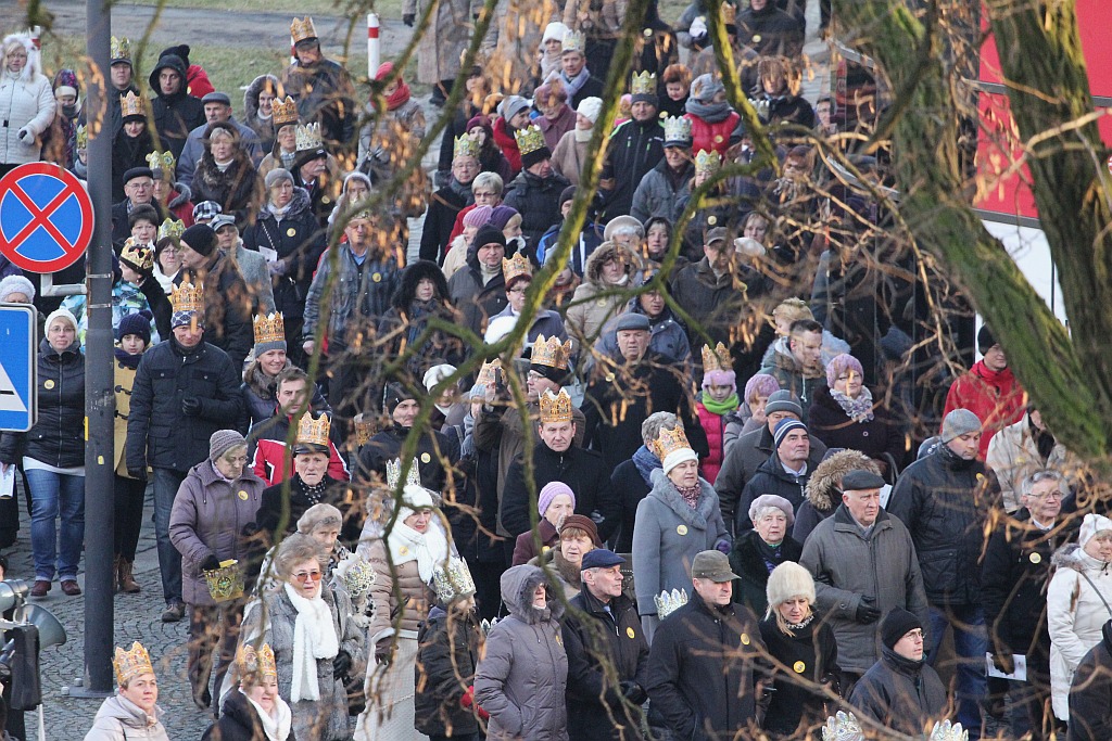 Tłum legniczan przeszedł w Orszaku Trzech Króli